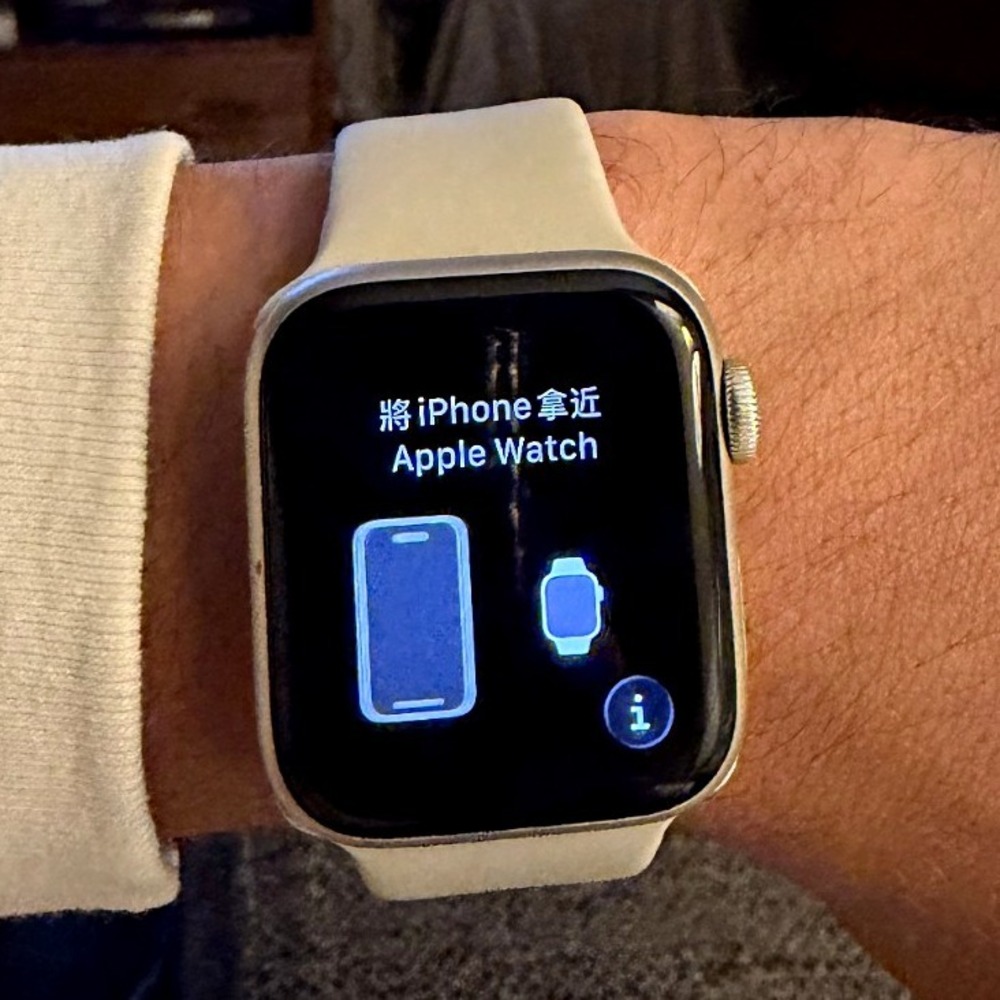 Apple Watch SE 40mm Silver Aluminum Unlocked White Silicone Band. No Charger Inc